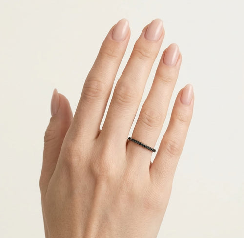 Bague en or rose avec diamants noirs