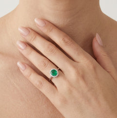 Stříbrný prsten se smaragdovým středem