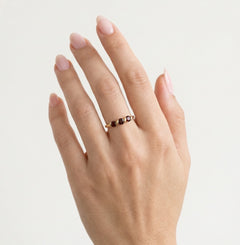 Schicker Goldring mit drei Granaten