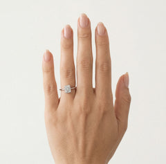 Stříbrný prsten se smaragdovým brusem