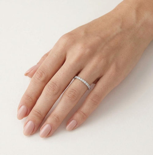 Plain yellow gold ring with diamonds