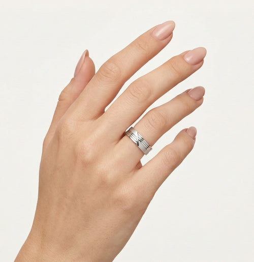 Snubní prsten z bílého zlata s lineárním gravírováním