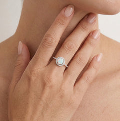 Bague ronde en opale blanche royale