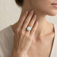 Bague carrée torsadée avec opale blanche