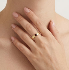 Schicker Goldring mit spannungsgefasstem Granat