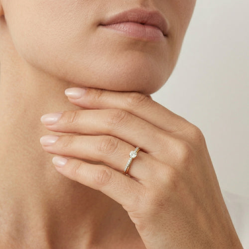 Bague chic avec diamant rond à taille escalier fine