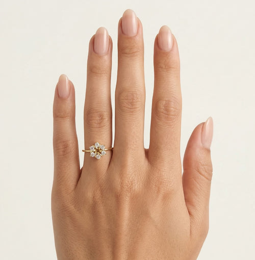 Anillo floral dorado con circonita cúbica en forma de flor