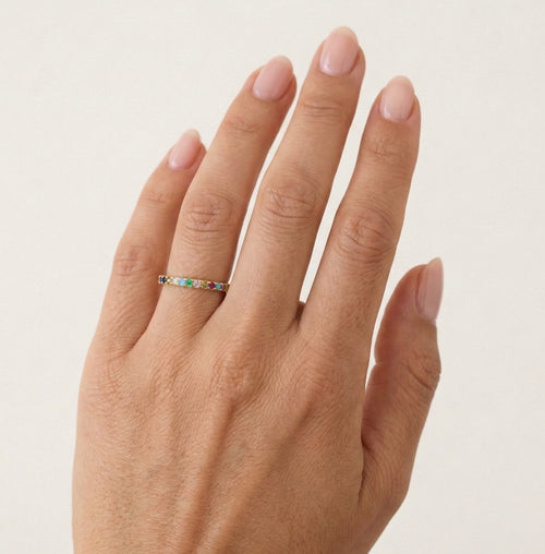 anillo-de-oro-con-líneas-multicolor