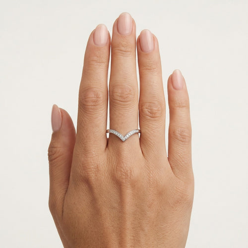 Bague en argent avec zircon cubique en forme de V