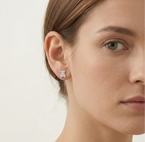 Boucles d'oreilles clous en argent sterling en forme d'ours en peluche.