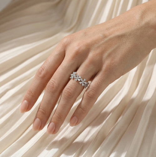 Bague élégante en argent ornée d’oxyde de zirconium avec un motif floral