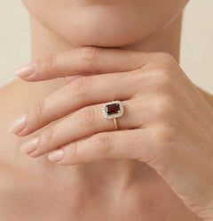 Anillo de mujer de oro con granate real y circonita cúbica