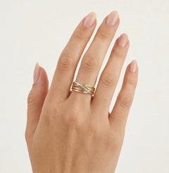 Zakřivený prsten s elegancí z trojího zlata