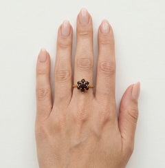 Okouzlující zlatý prsten s granátem ve tvaru květiny