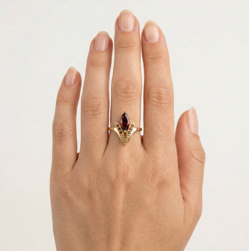 Prsten s markýzovým granátem v majestátní elegnci