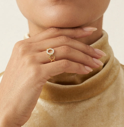 Zlatý prsten s lesklými kubickými zirkony