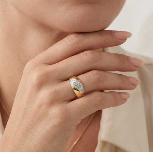  Široký zlatý prsten se třemi kubickými zirkony