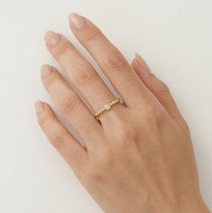 Anillo de elegancia con brillo dorado y circonita cúbica