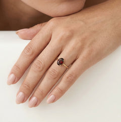 Oval garnet elegance in 14kt gold