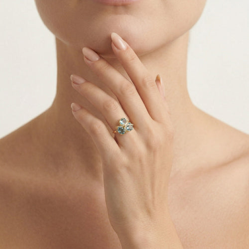 Oslnivý dámský prsten s diamantem a modrým topazem