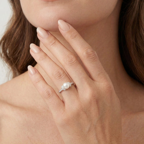 Prsten z bílého zlata s perlou a diamanty