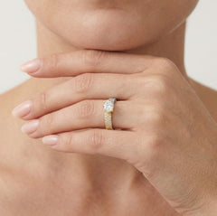 Anillo de oro Tilt Accent.