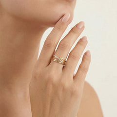 Zakřivený prsten s elegancí z trojího zlata