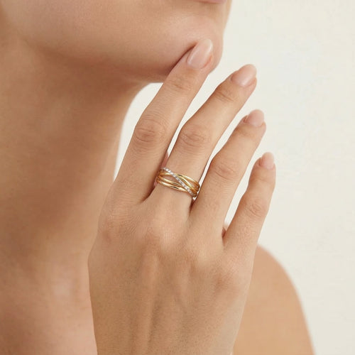 Zakřivený prsten s elegancí z trojího zlata