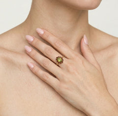 Zlatý prsten s granáty a kapkou vltavínu