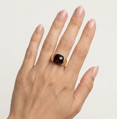 Classic gentlemen garnet gold ring