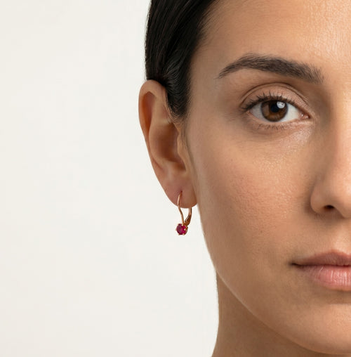 Boucles d’oreilles classiques en or rose avec rubis