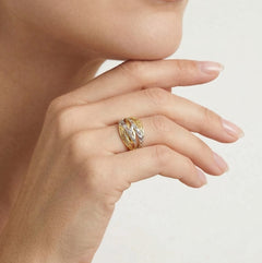 Dvoubarevný zlatý prsten s vyrytými liniemi