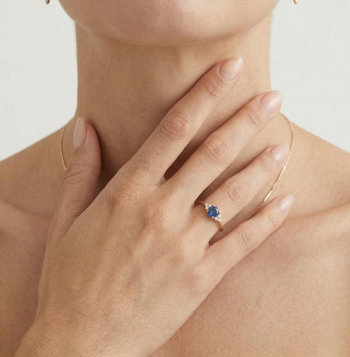 Anillo de zafiro azul en oro amarillo