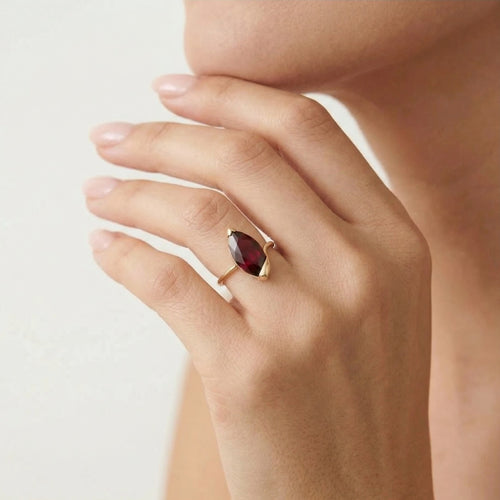Zlatý prsten s granátem markýzového tvaru