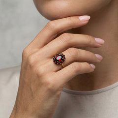 Anillo de cluster de granate con corte escalonado fino y glamour atemporal