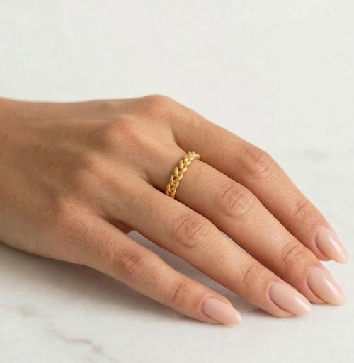 Elegant leaf motif gold ring