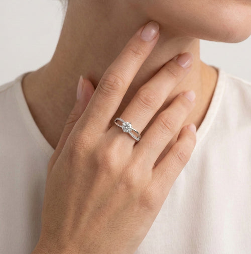 Anillo solitario retorcido de plata