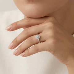 Třpytivý zlatý zásnubní prsten se čtvercovým designem