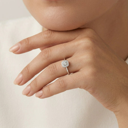 Třpytivý zlatý zásnubní prsten se čtvercovým designem