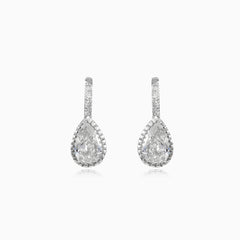 Petites boucles d’oreilles pendantes avec zirconiums cubiques