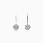 Boucles d’oreilles pendantes en forme de fleur avec diamants