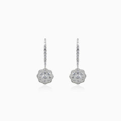 Boucles d’oreilles pendantes en forme de fleur avec diamants