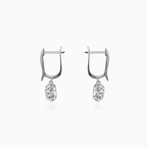 Boucles d’oreilles pendantes en forme de fleur avec diamants