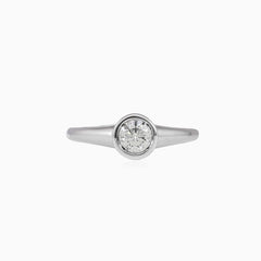 Bague en or blanc avec diamant serti clos