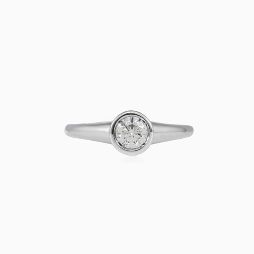 Bague en or blanc avec diamant serti clos
