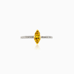 Bague de fiançailles en diamant jaune taille marquise