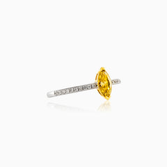 Bague de fiançailles en diamant jaune taille marquise