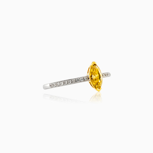 Bague de fiançailles en diamant jaune taille marquise