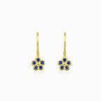 Pendientes de flor azul en oro amarillo