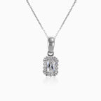 Rechteckiger weißer Halo-Anhänger.